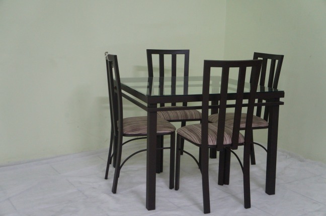 Conjunto sala com quatro cadeiras em ferro pintado 